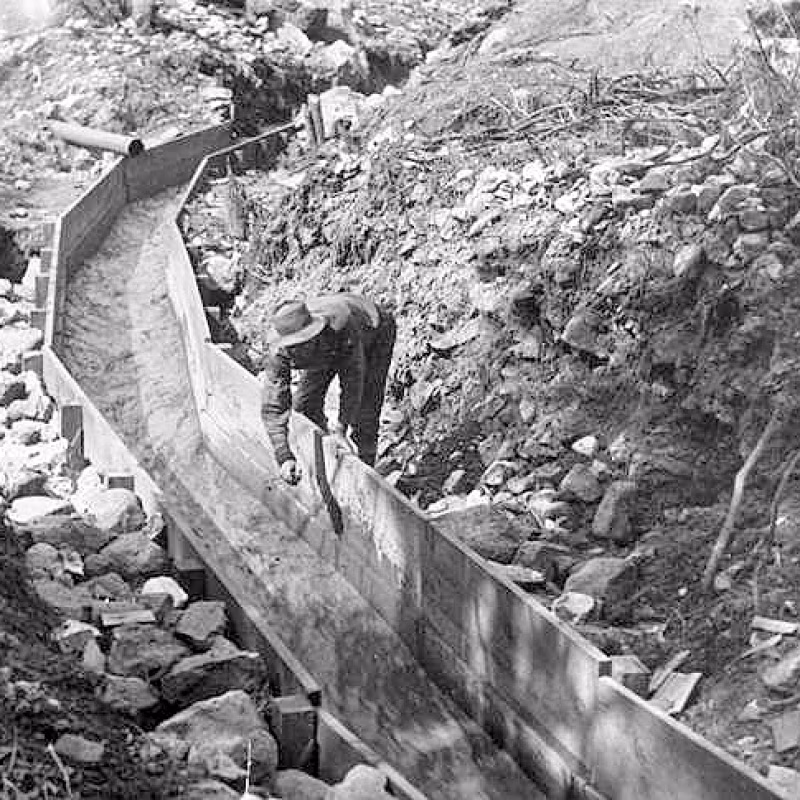 La storia della corsa all'oro negli Stati Uniti Wooden gold sluice in California between 1890 and 1915
