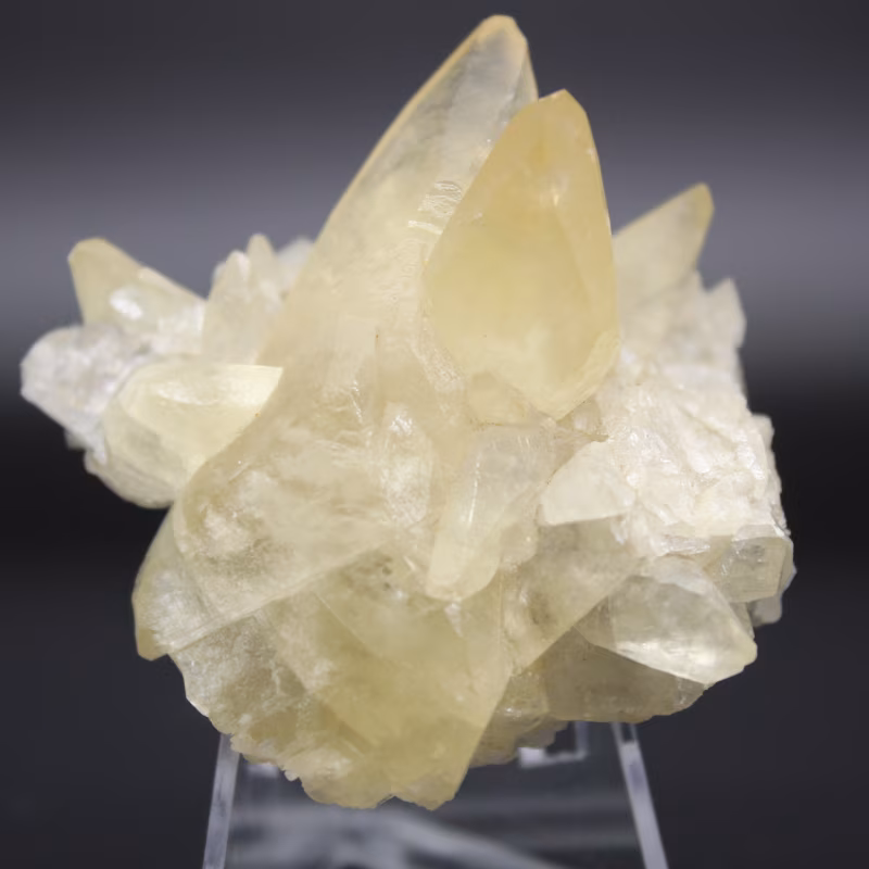 Minerali fluorescenti: quando le pietre brillano al buio calcite 54