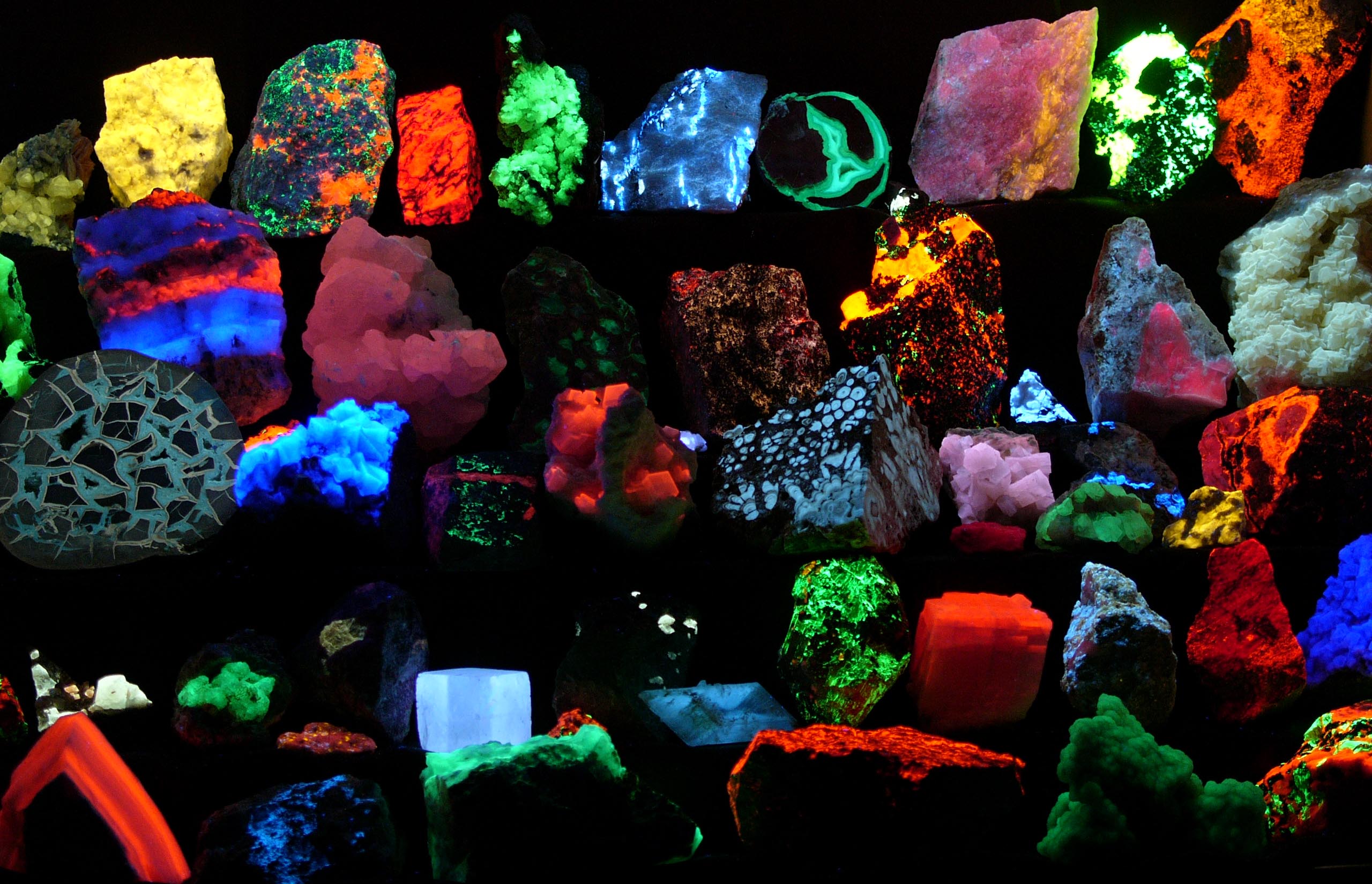 Minerali fluorescenti: quando le pietre brillano al buio