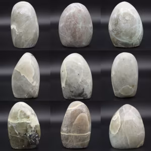 Pietra garnierite lucidata
