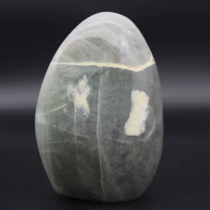Roccia garnierite lucidata