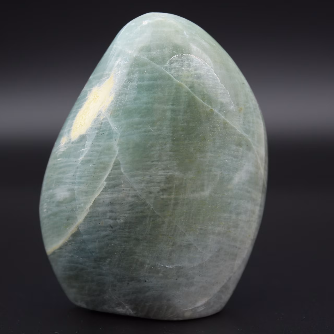 Pietra garnierite lucidata