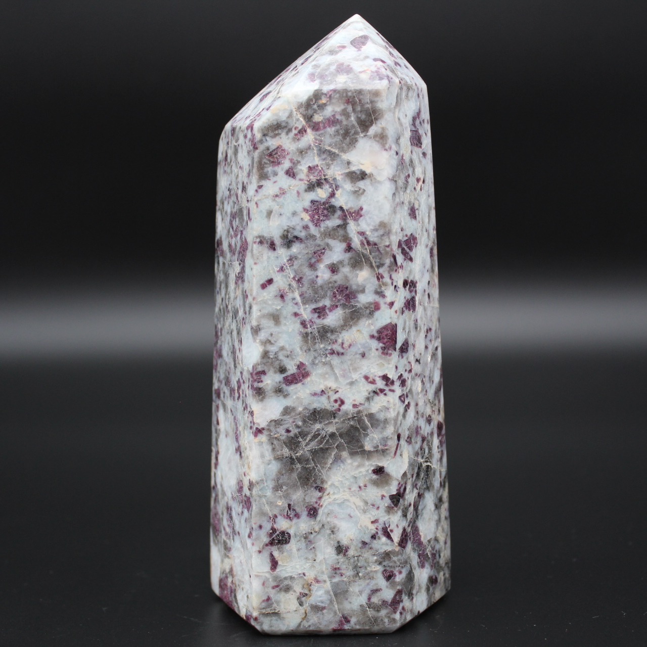 Prisma di pietra lepidolite