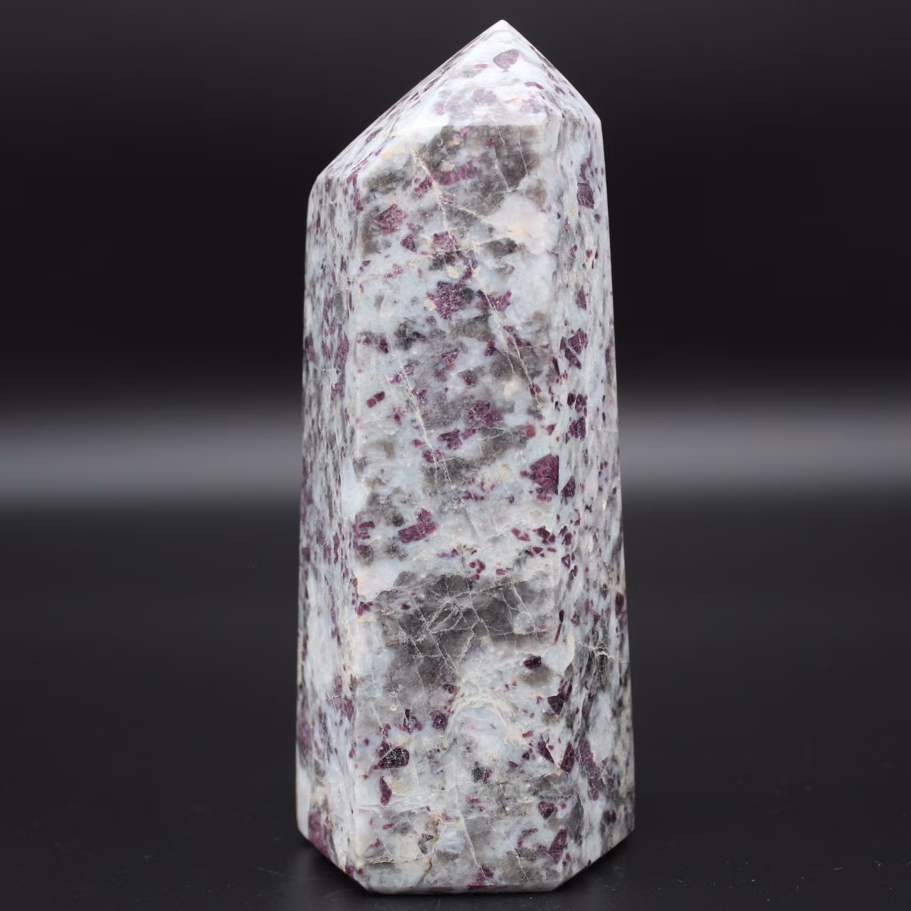 Prisma di pietra lepidolite