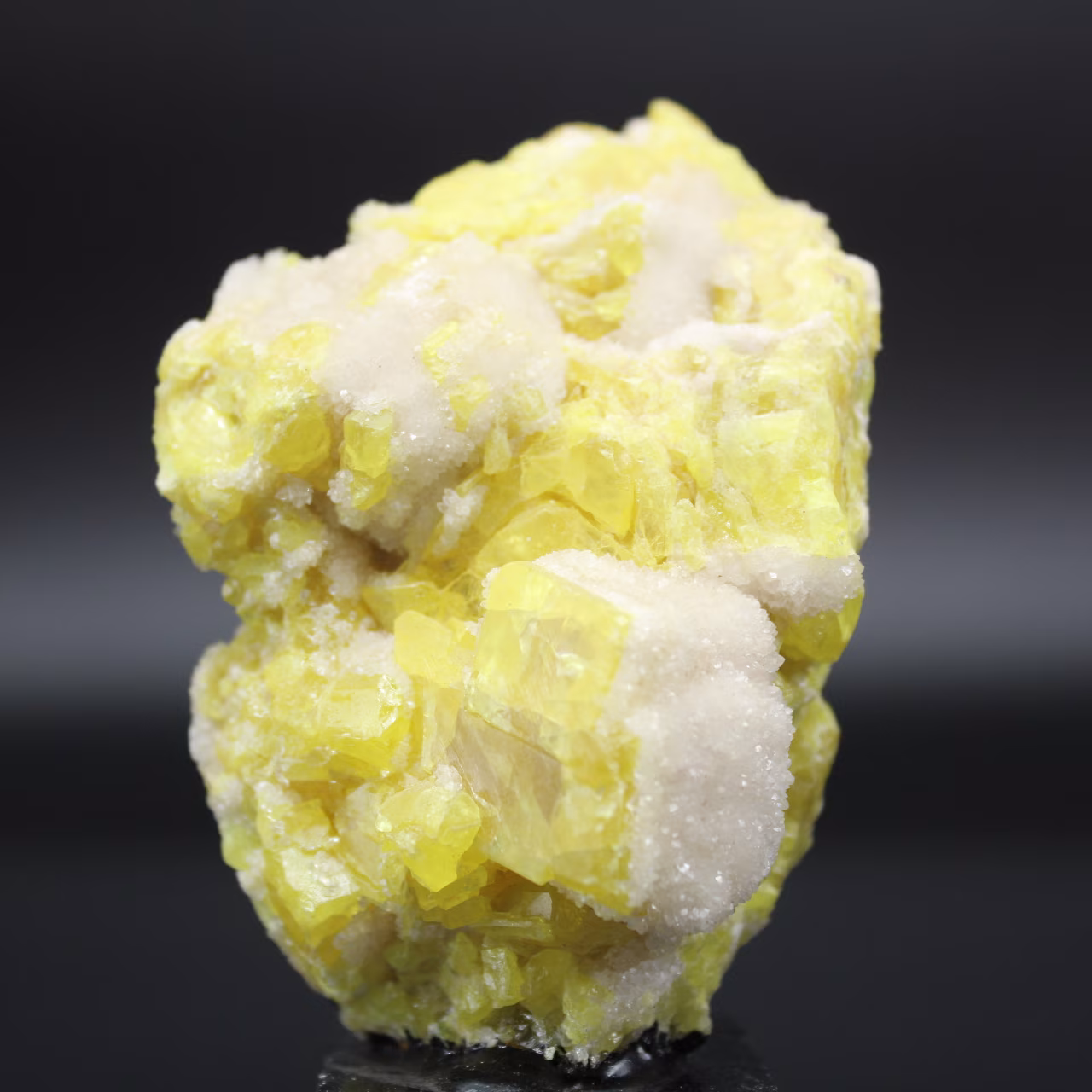 Cristallizzazione dello zolfo su calcite
