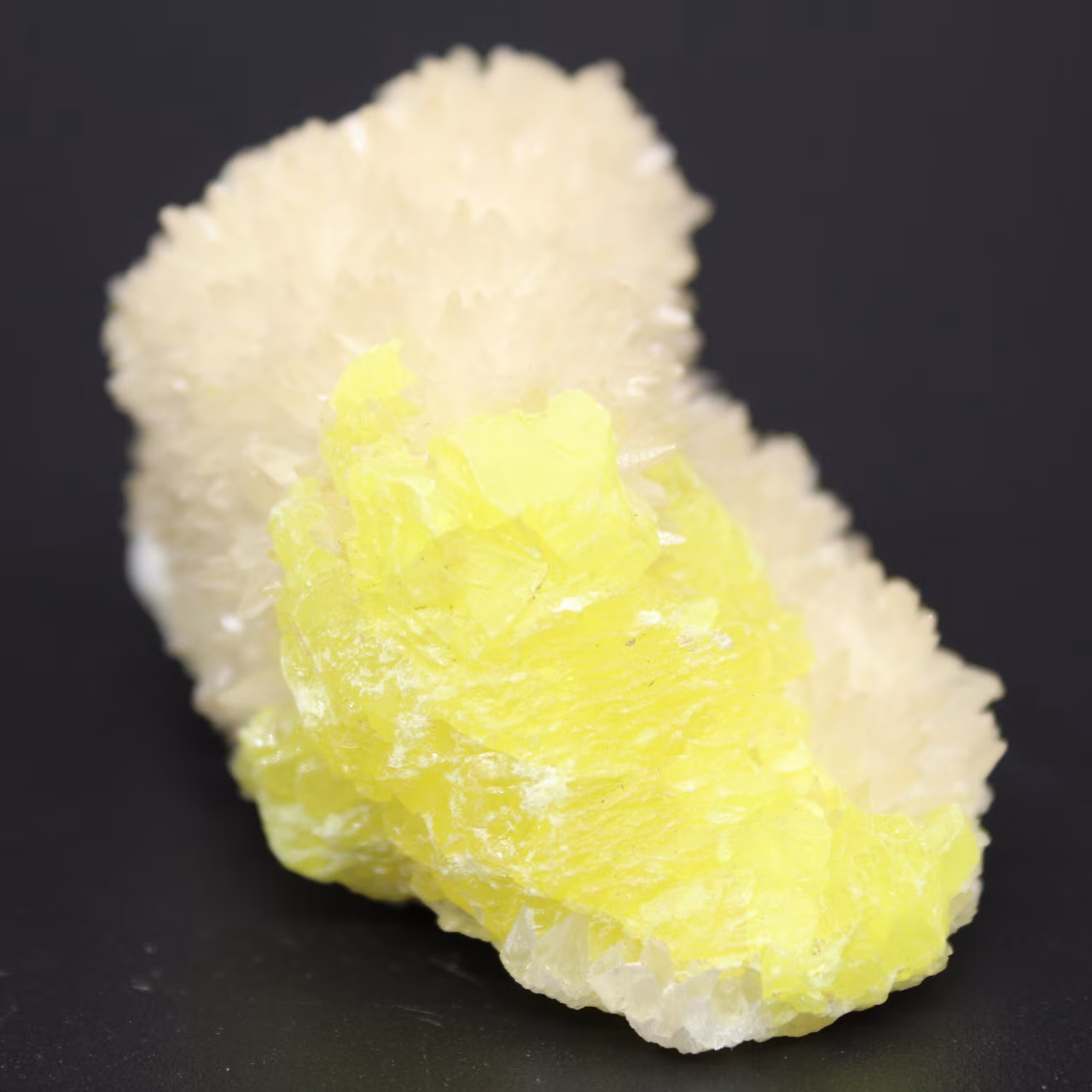 Cristalli di zolfo su calcite