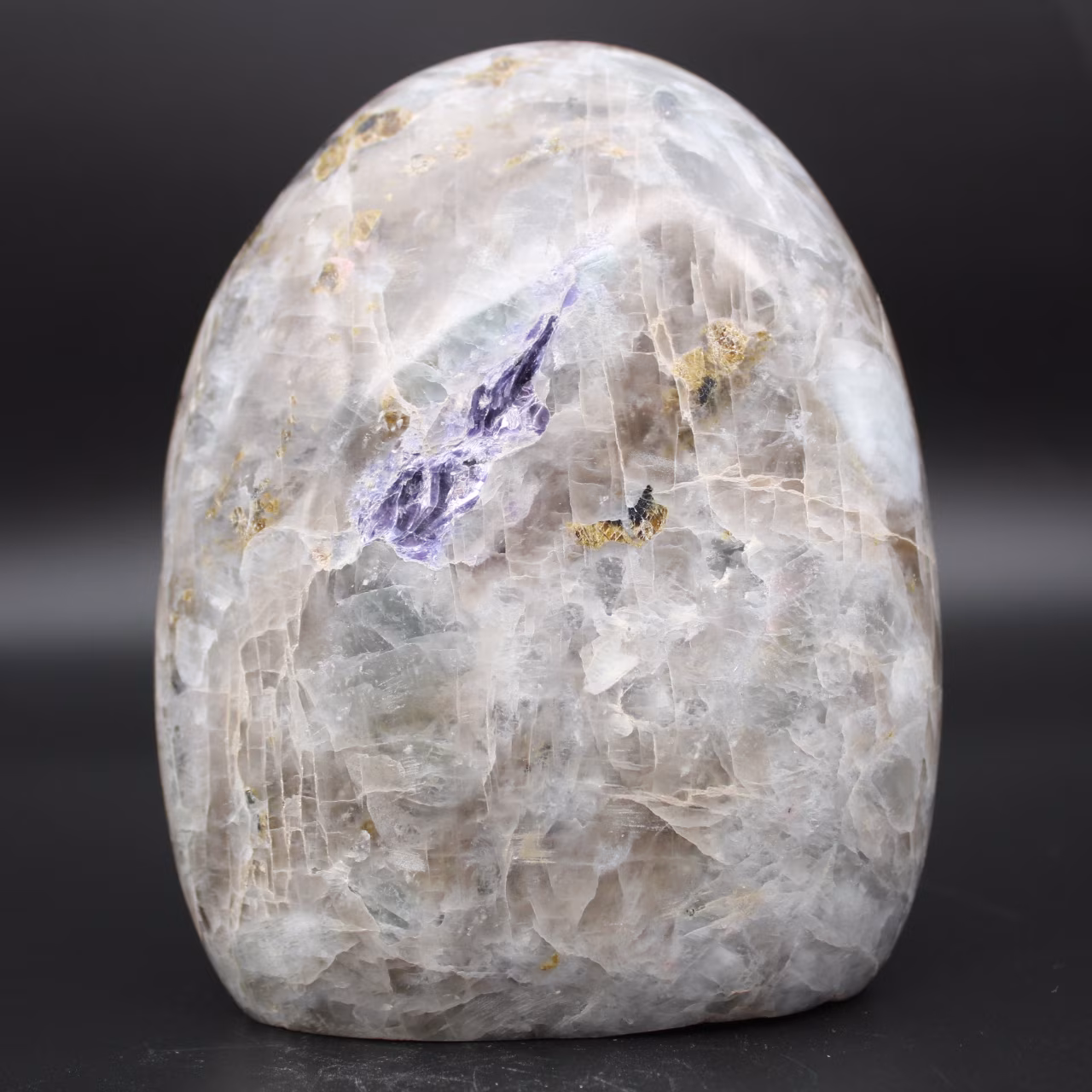 Piedra decorativa con inclusión de turmalina