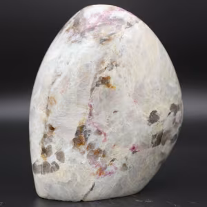 Piedra ornamental con inclusión de turmalina