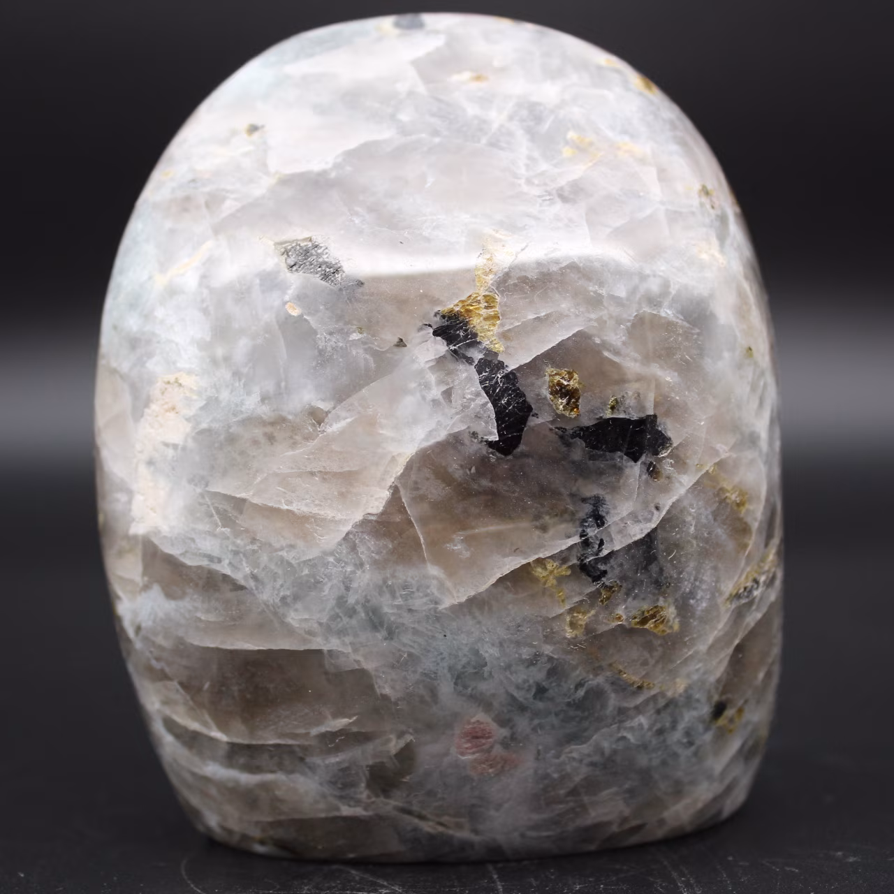 Piedra con inclusión de Turmalina natural