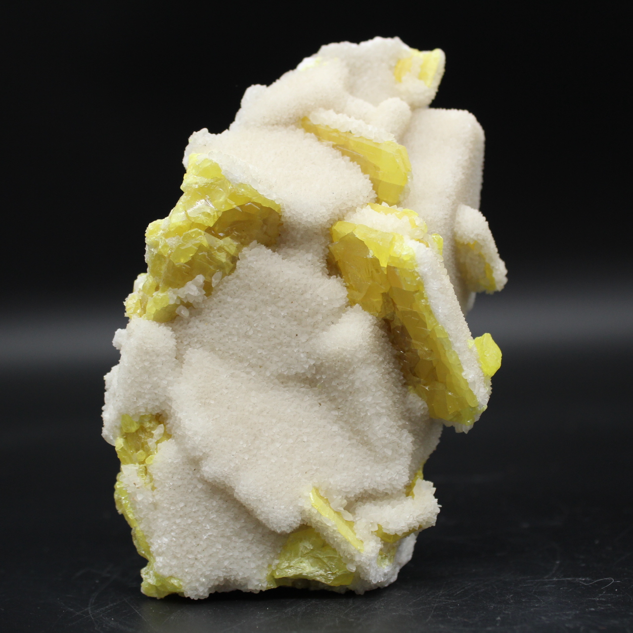 Cristalli di zolfo puro su calcite