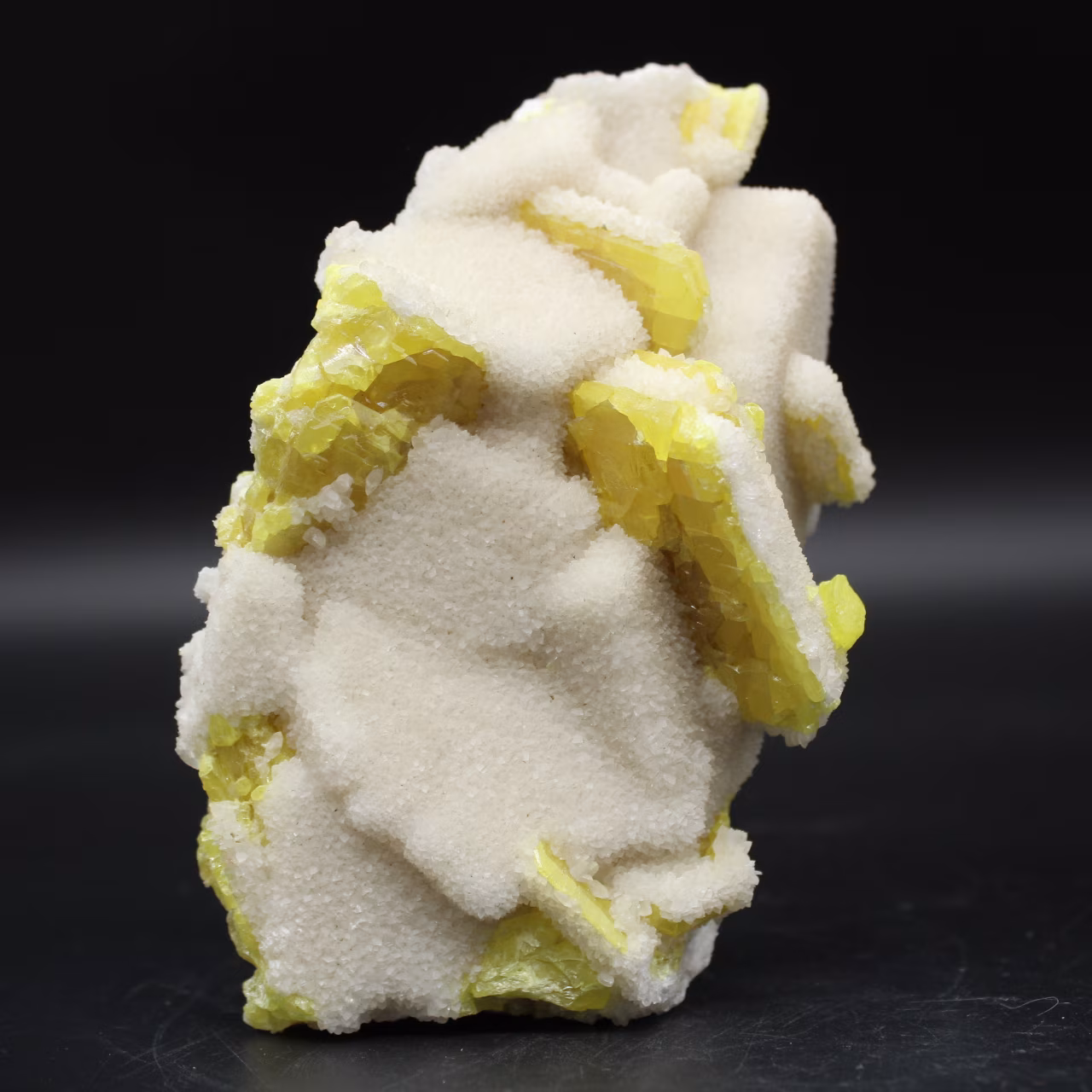 Cristalli di zolfo puro su calcite