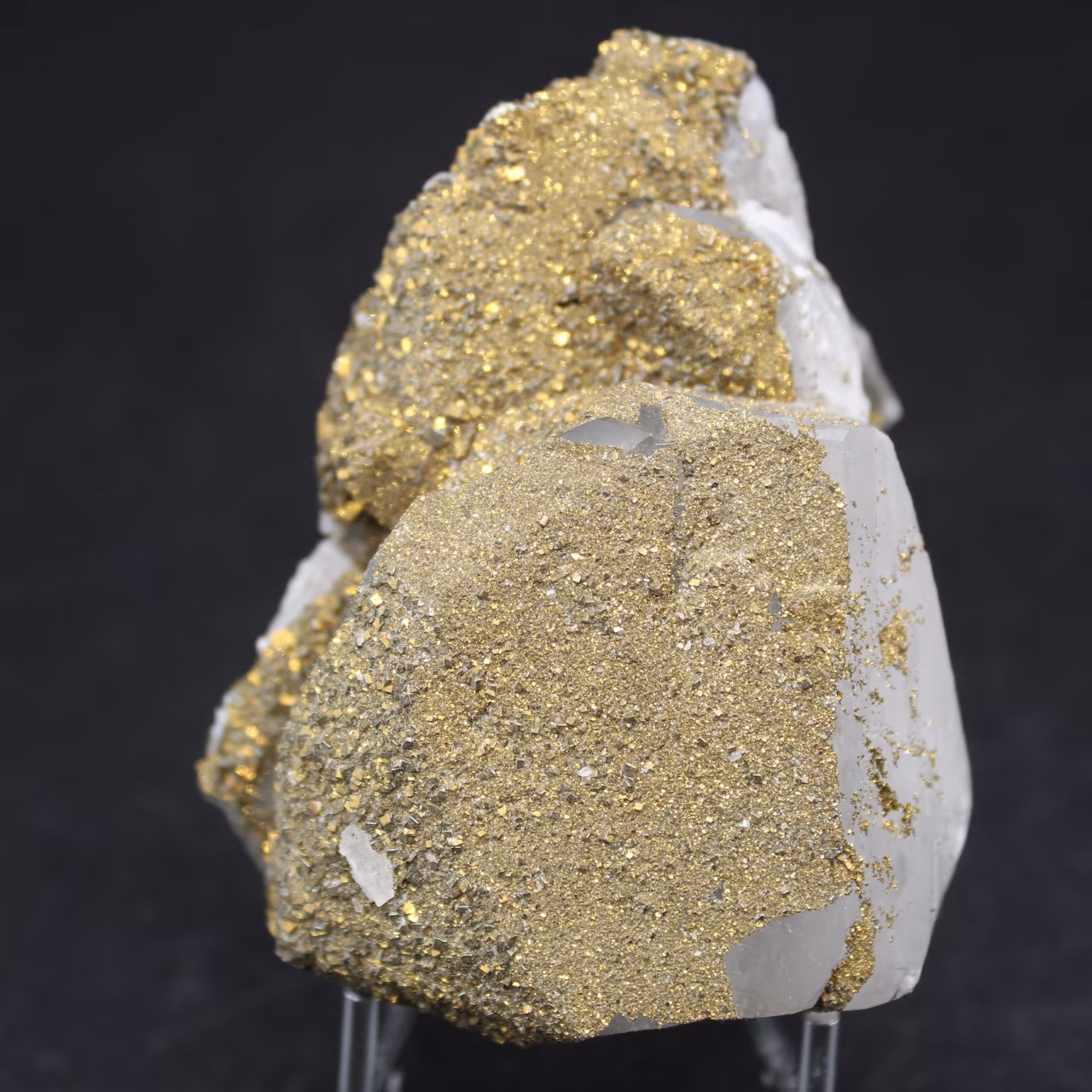 Cristalli di pirite su calcite