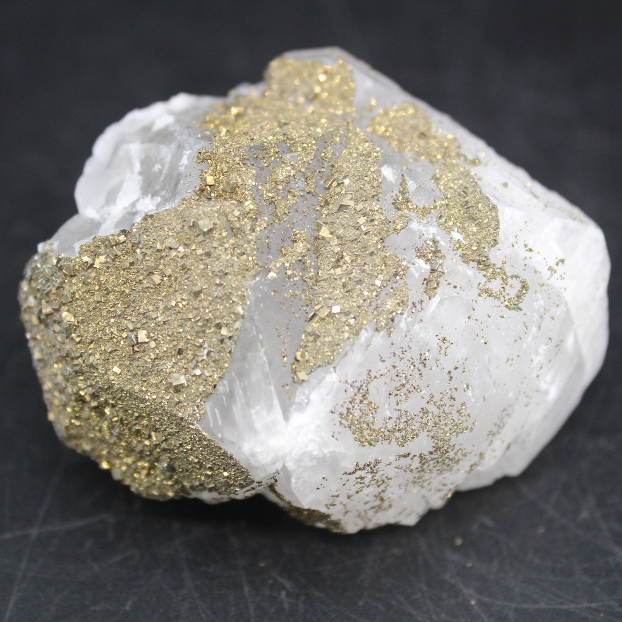 Cristalli di pirite su calcite