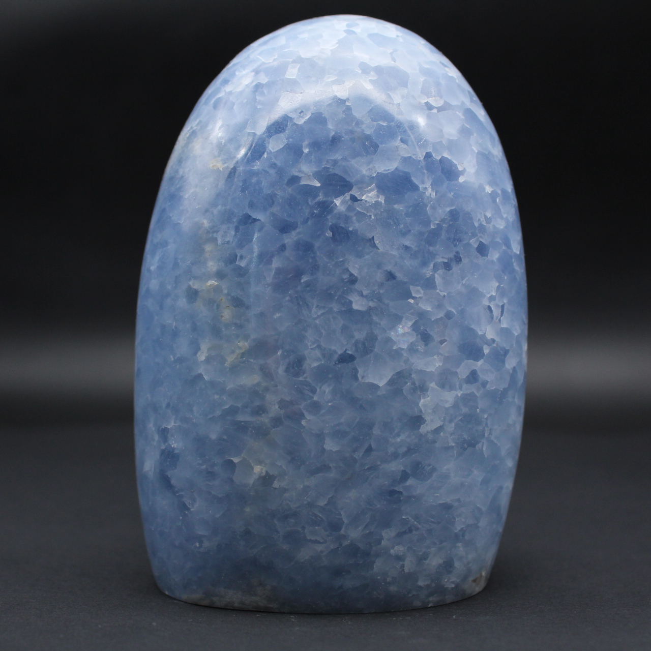 Calcite blu lucido a mano libera