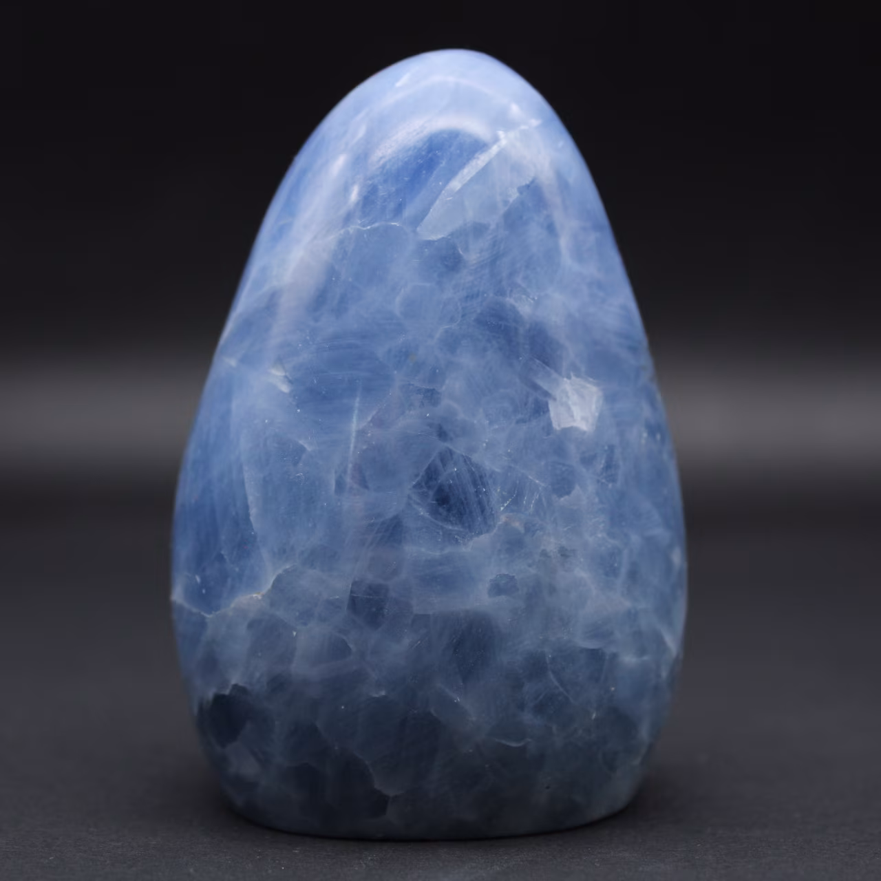Calcite blu lucido a mano libera