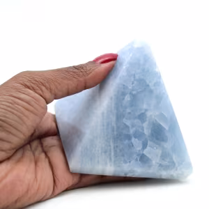 Piramide di calcite blu