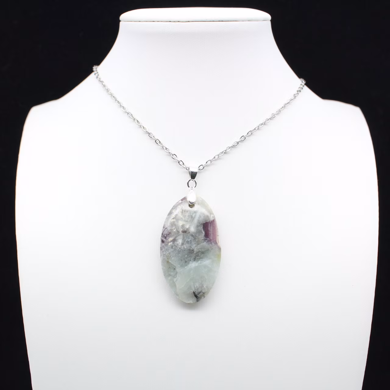 Ciondolo ovale in lepidolite
