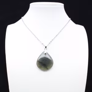 Ciondolo a goccia in labradorite