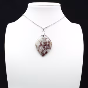Ciondolo a forma di foglia con inclusione di tormalina rosa