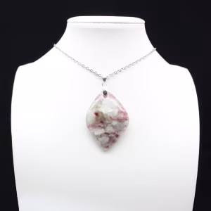 Ciondolo a forma di foglia con inclusione di tormalina rosa