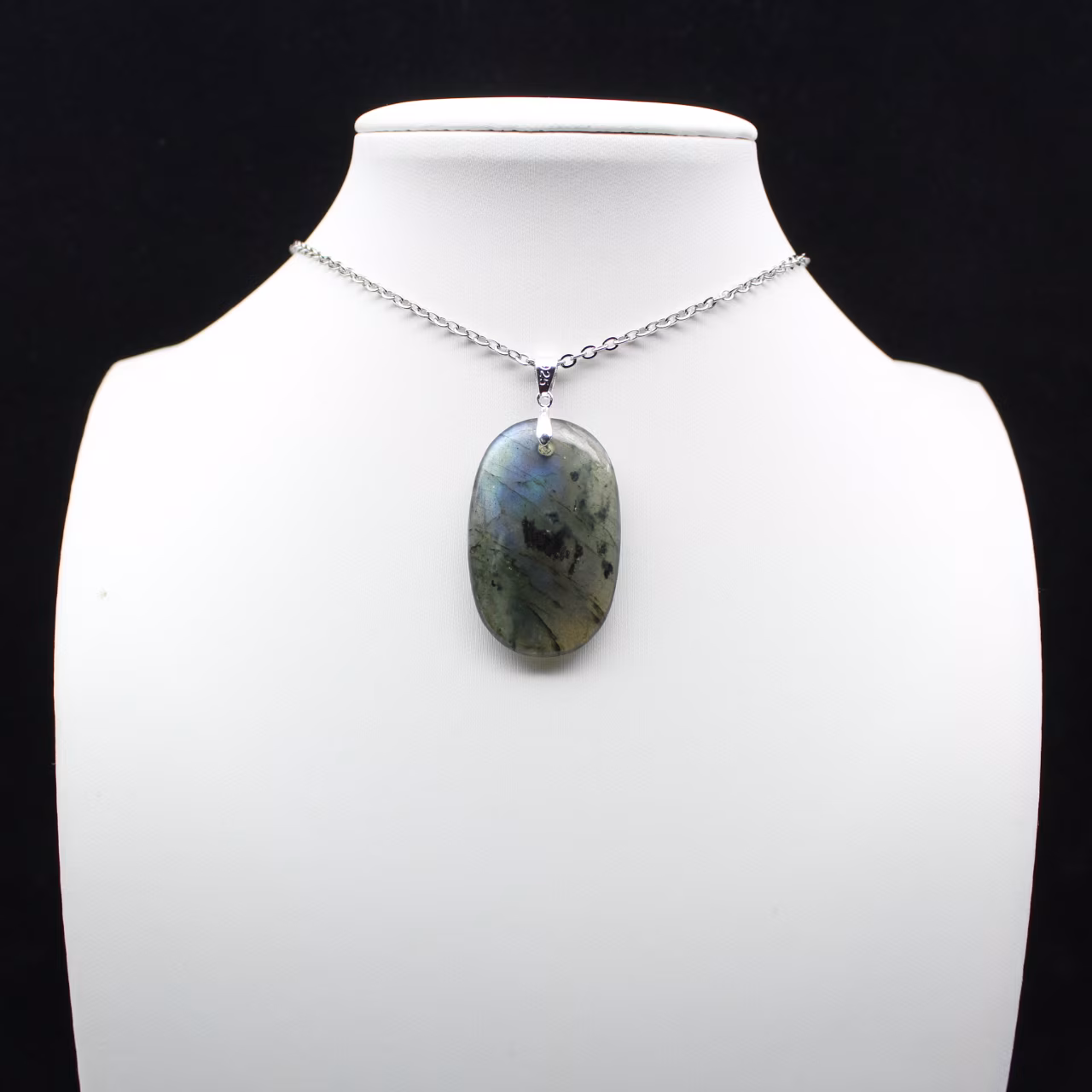 Ciondolo ovale in labradorite