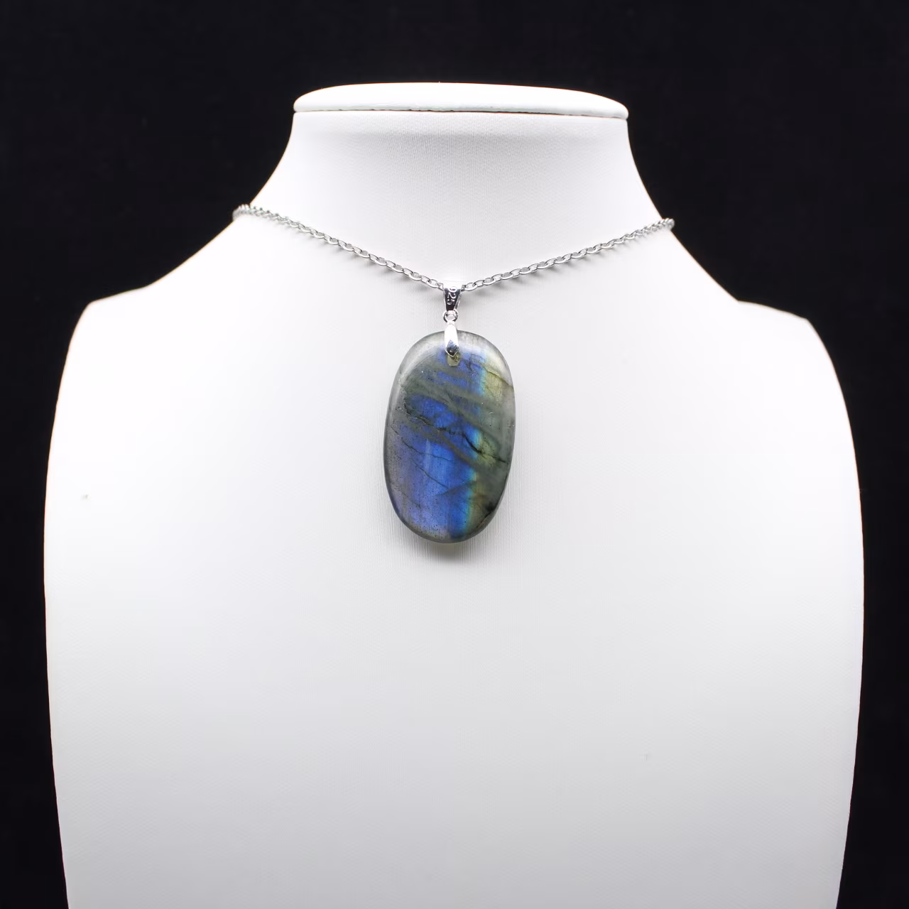Ciondolo ovale in labradorite