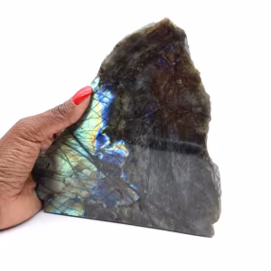 Labradorite naturale lucidata su un lato