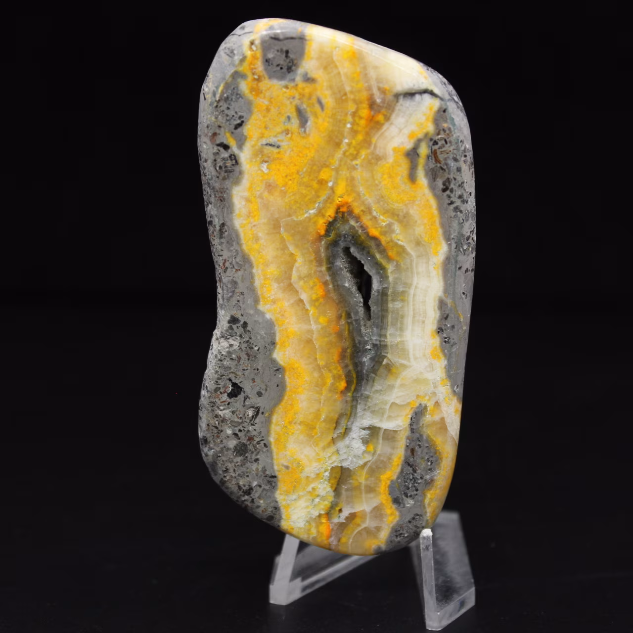 Piccola decorazione minerale a forma di calabrone in diaspro
