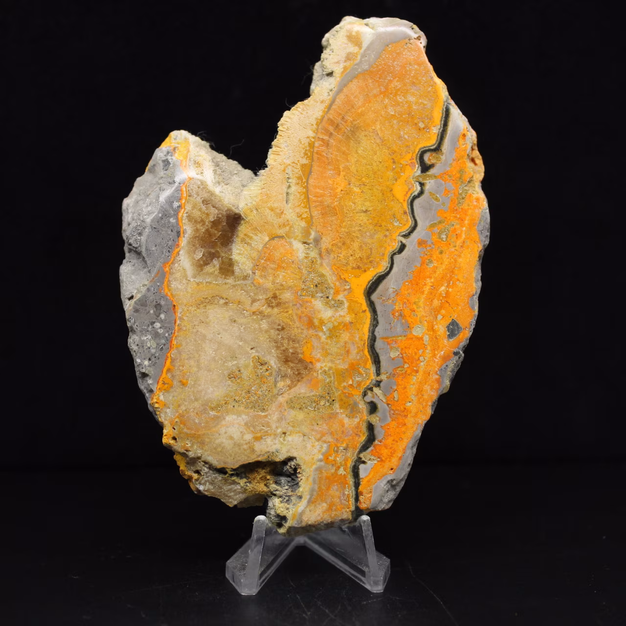Piatto di diaspro sedimentario a forma di bombo