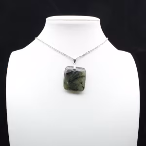 Ciondolo quadrato in labradorite del Madagascar