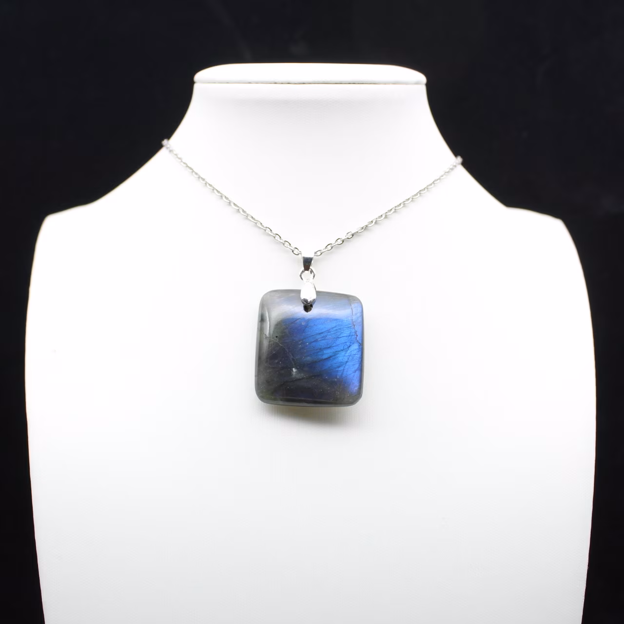 Ciondolo quadrato in labradorite del Madagascar