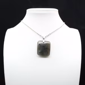 Ciondolo quadrato in labradorite del Madagascar