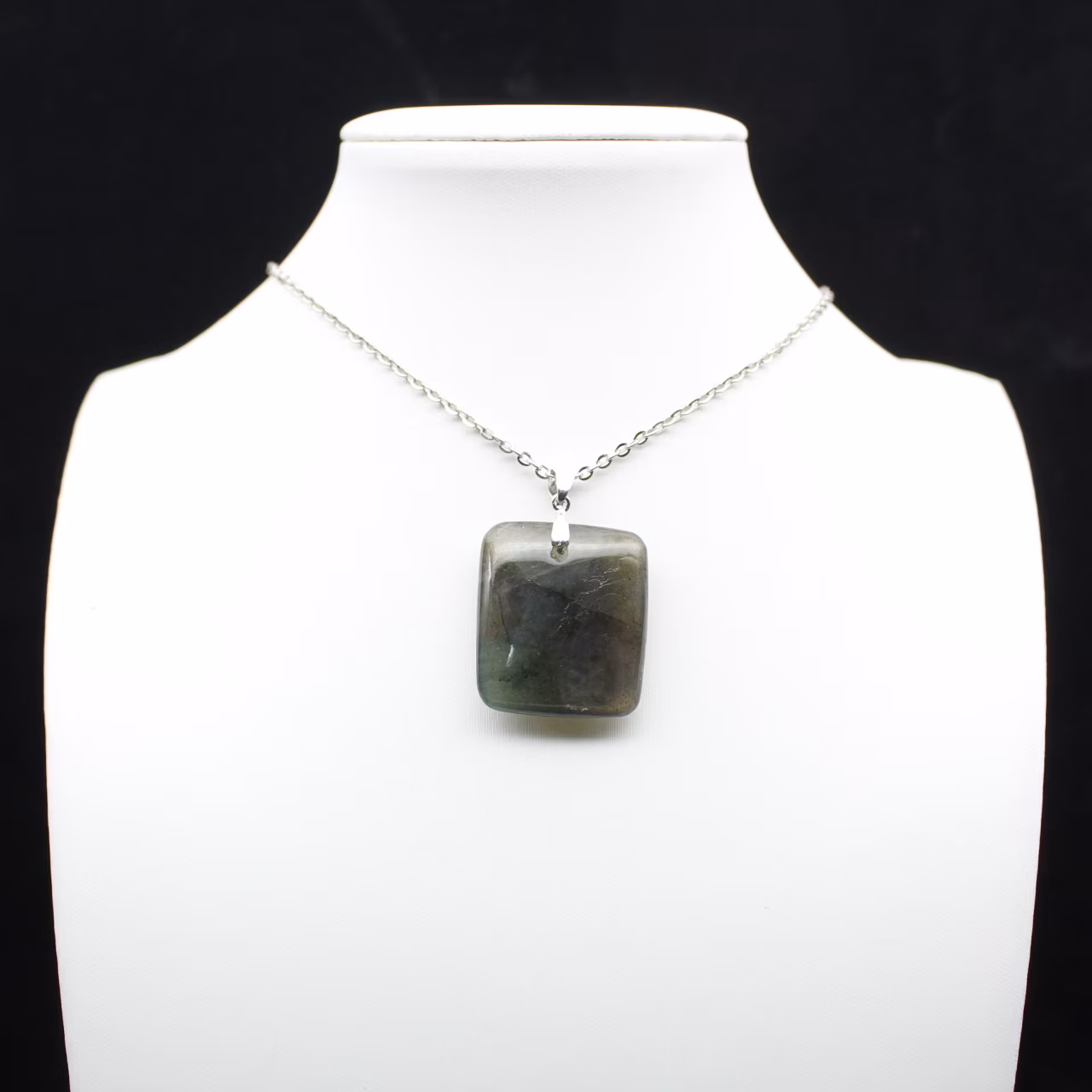 Ciondolo quadrato in labradorite del Madagascar
