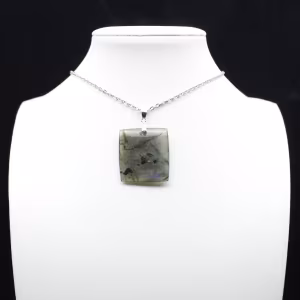 Ciondolo quadrato in labradorite del Madagascar