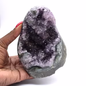 Esemplare di ametista brasiliana: bellezza geometrica e purezza