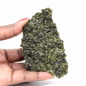 Cristalli di epidoto verde su una matrice dell'Alto Atlante
