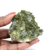 Cristalli di epidoto verde dal Marocco su roccia ospite - 0