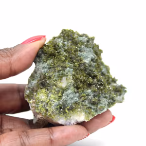 Cristalli di epidoto verde dal Marocco su roccia ospite