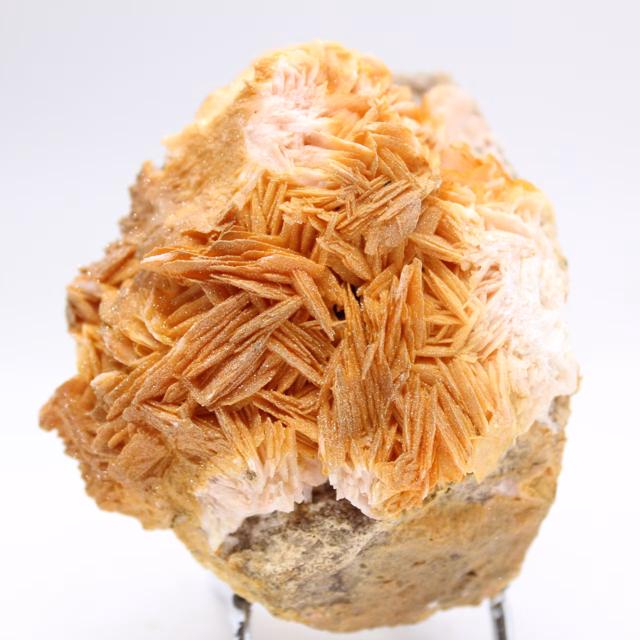 Esemplare compatto di barite arancione dal Marocco