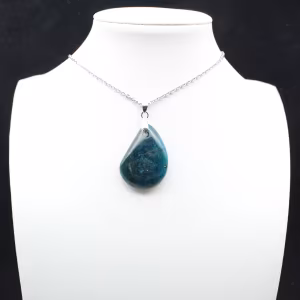 Ciondolo in apatite del Madagascar - Cristallizzazione naturale