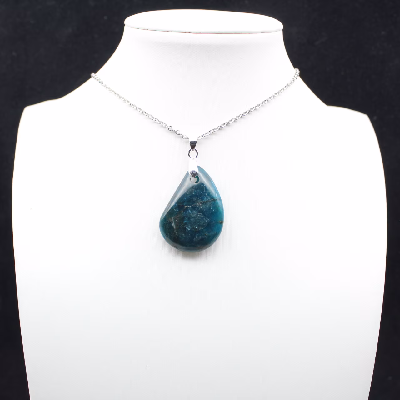 Ciondolo in apatite del Madagascar - Cristallizzazione naturale