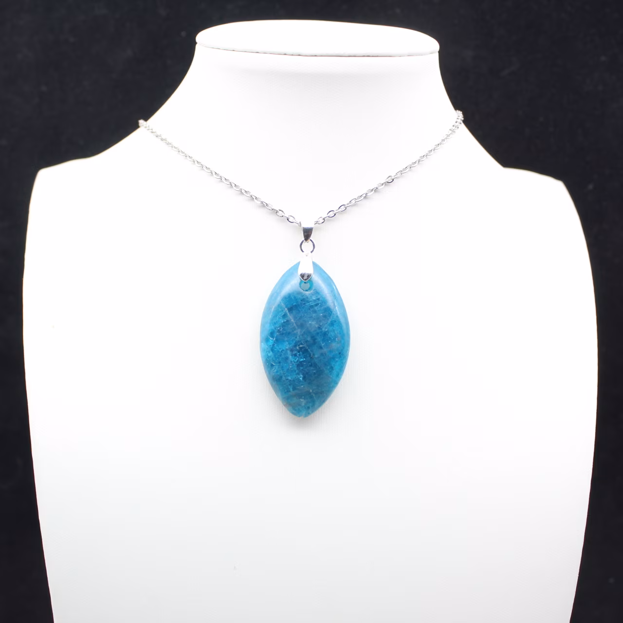 Ciondolo in apatite del Madagascar - Struttura cristallina blu