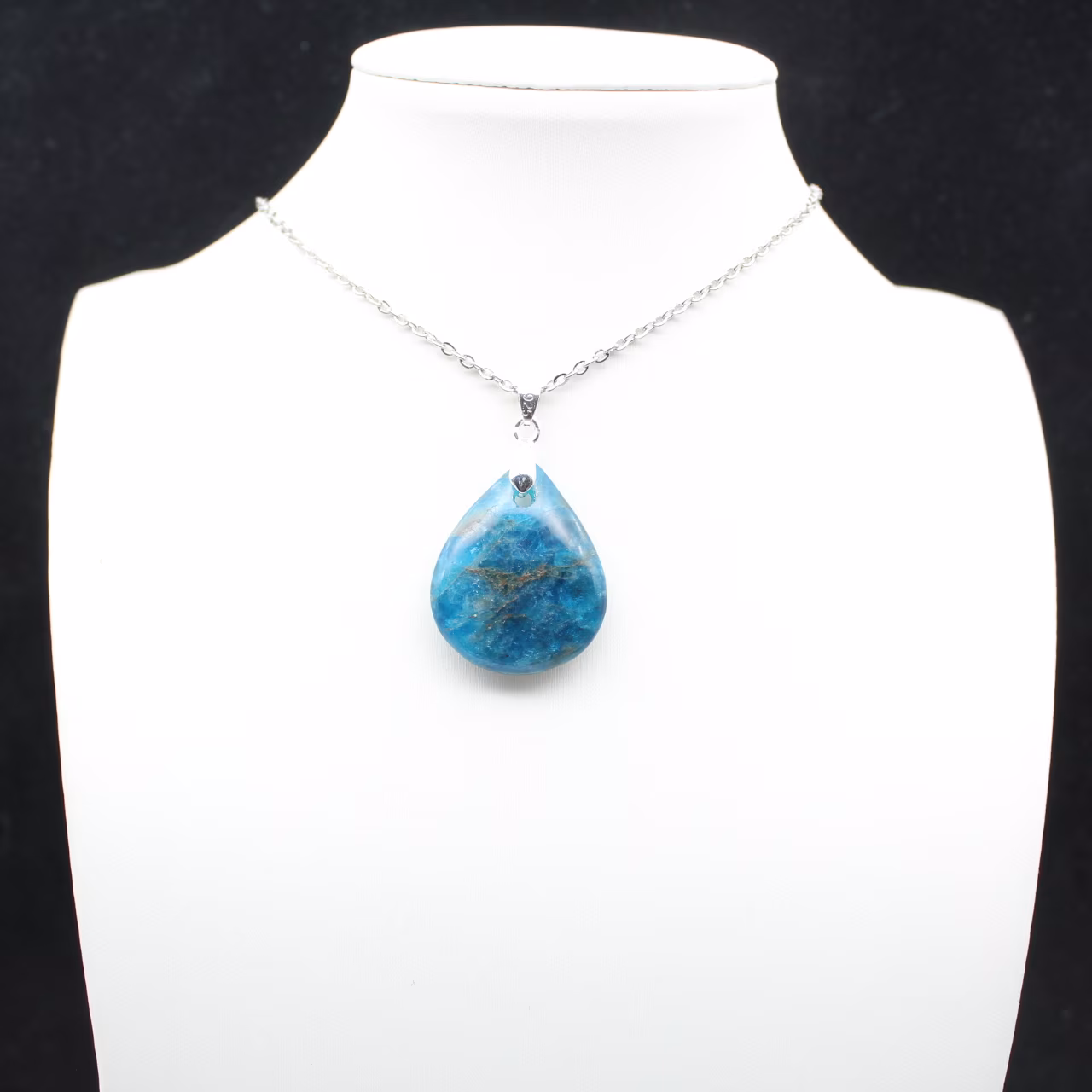Ciondolo in apatite del Madagascar - Riflessi blu naturali