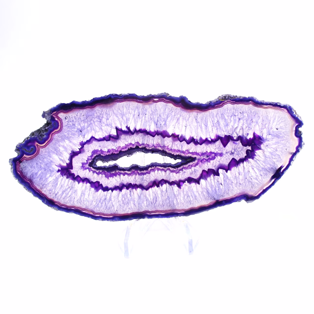 Fetta di agata chiara, con una sfumatura violacea a scopo decorativo.