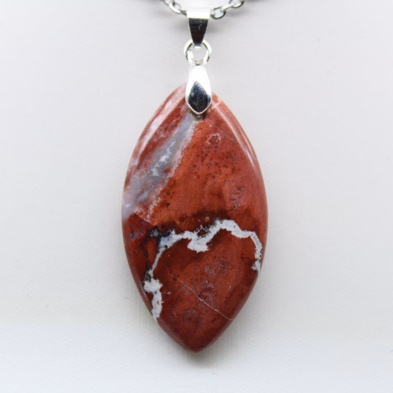 Ciondolo in diaspro rosso del Madagascar