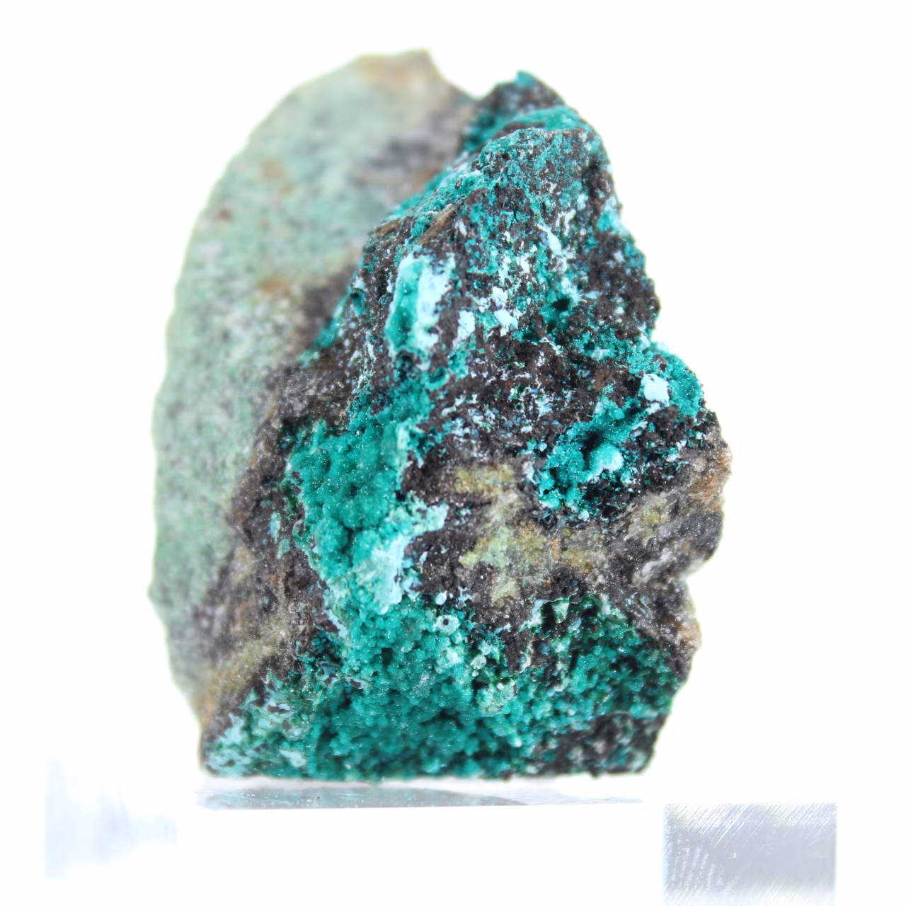 Cristalli di brochantite verde provenienti dal Cile su una base