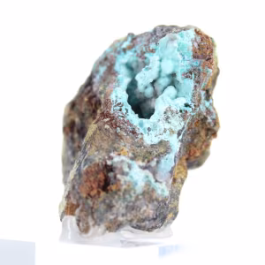 Brocantite grezza, pietra da collezione proveniente dal Cile, su una base.