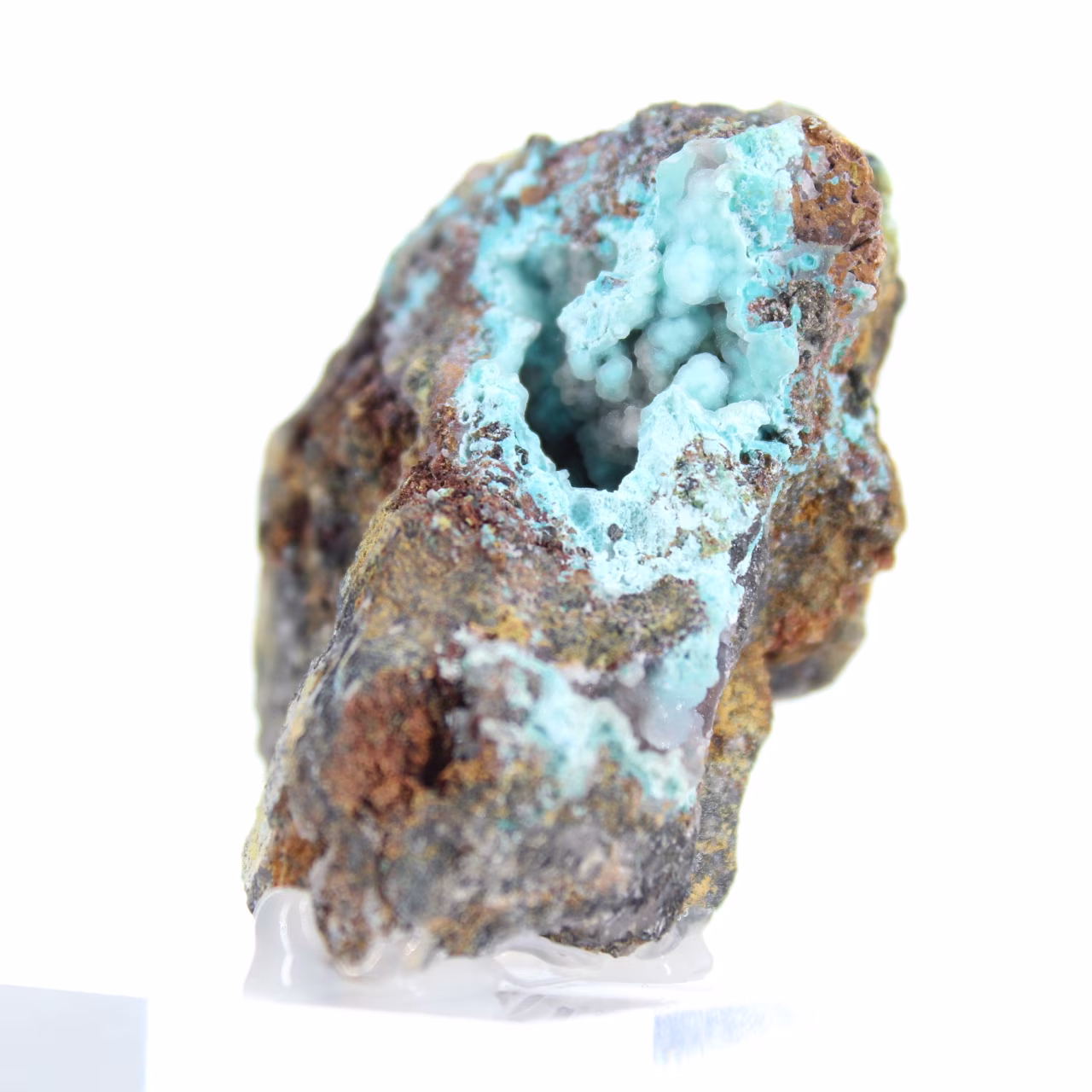 Brocantite grezza, pietra da collezione proveniente dal Cile, su una base.