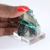 Brochantite naturale proveniente dal Cile, montata su un supporto espositivo. - 1