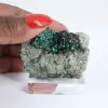 Brocantite verde grezza proveniente dal Cile, esposta su un supporto. - 1